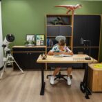 Höhenverstellbarer Schreibtisch für das Zimmer des Schülers