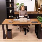 Arbeitstisch mit Laptop