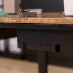 Holztisch mit industriellem Flair