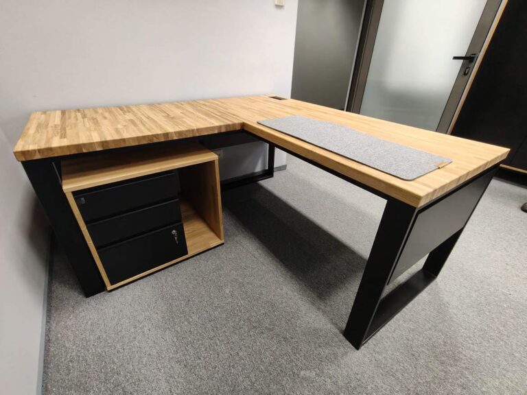 Eckschreibtisch für das Heimbüro