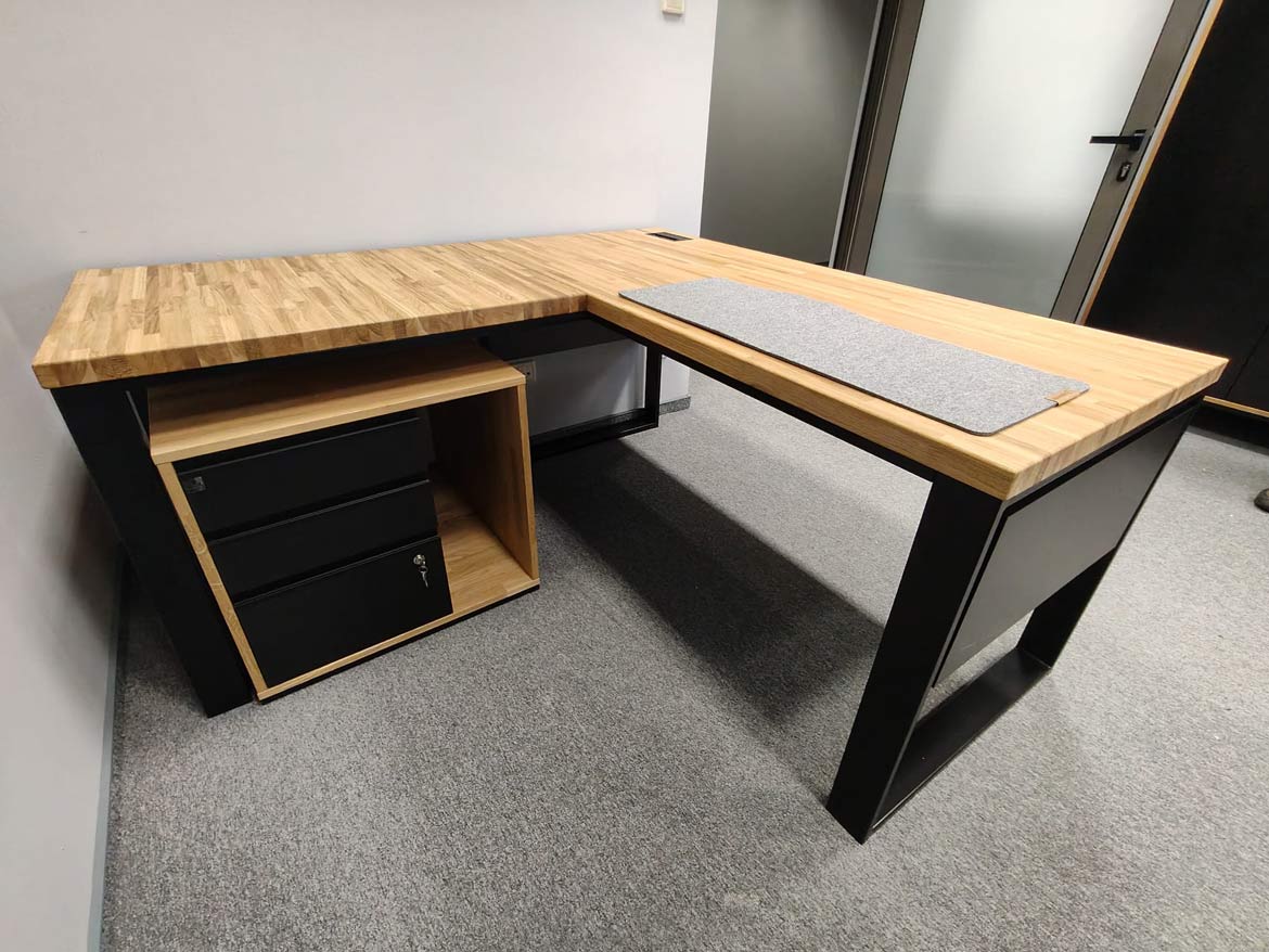 Eckschreibtisch für das Heimbüro