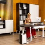 Verstellbarer Schreibtisch für Programmierer