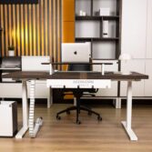 Verstellbarer Schreibtisch für das Büro