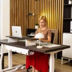 Verstellbarer Schreibtisch für das Heimbüro