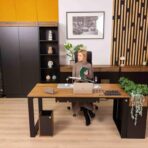 Schreibtisch mit Holzplatte