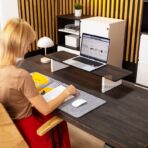 Schreibtisch mit elektrischem Mechanismus