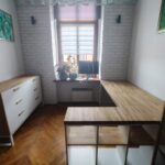 Schreibtisch mit Bücherregal