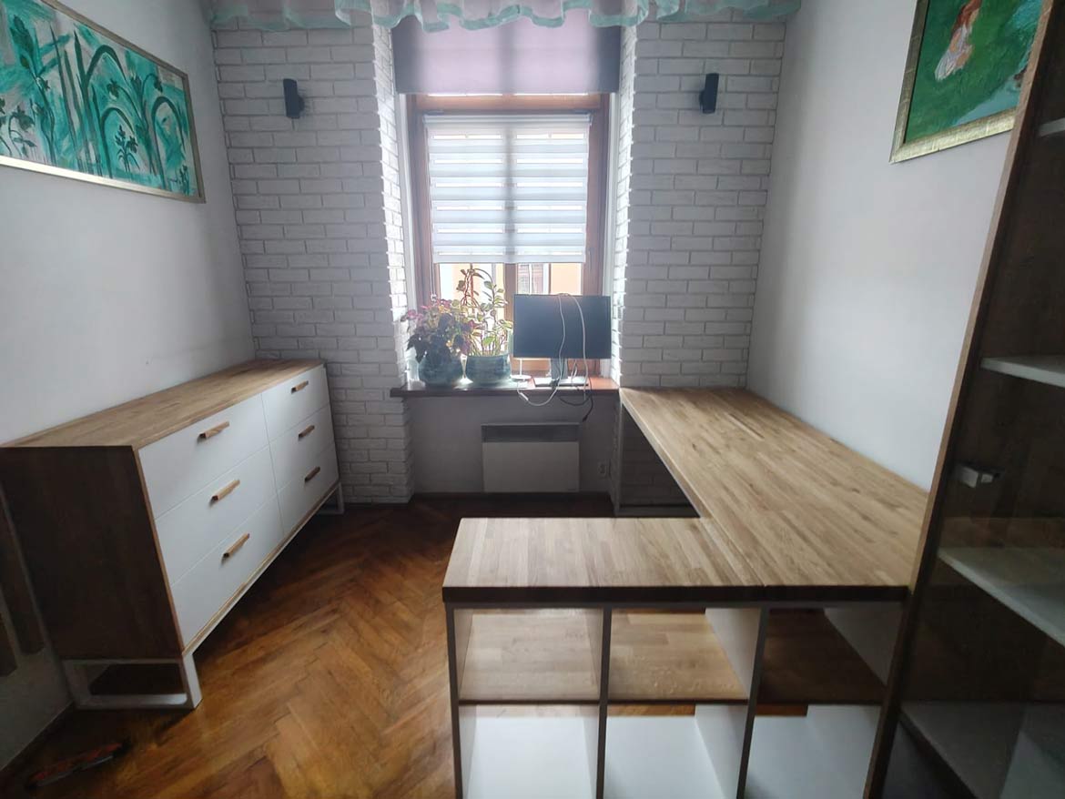 Schreibtisch mit Bücherregal
