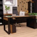 Designer-Schreibtisch aus dunklem Holz