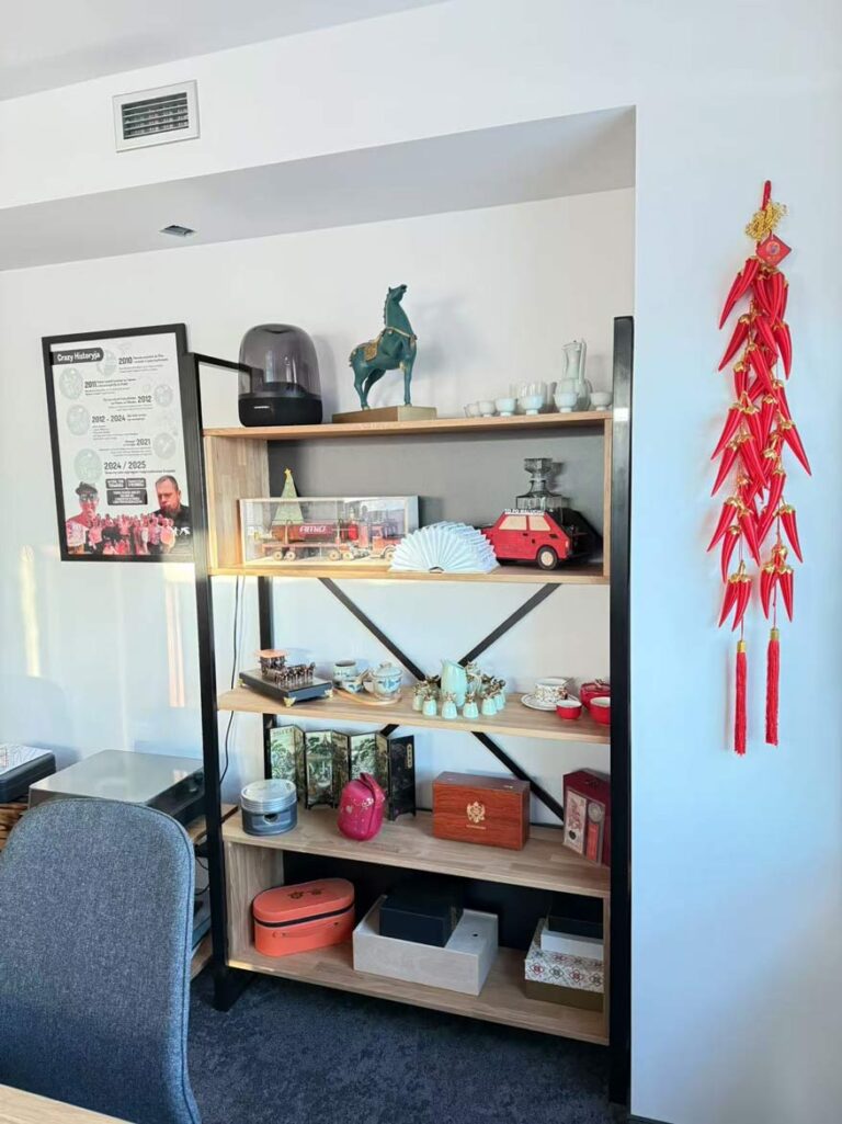 Bücherregal aus Holz, offen