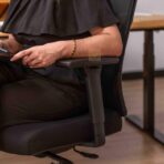 Sitz mit verstellbaren Armlehnen