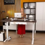 Verstellbarer Schreibtisch mit Bedienfeld