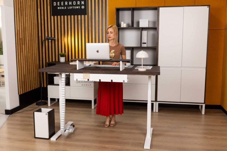 Verstellbarer Schreibtisch mit Bedienfeld