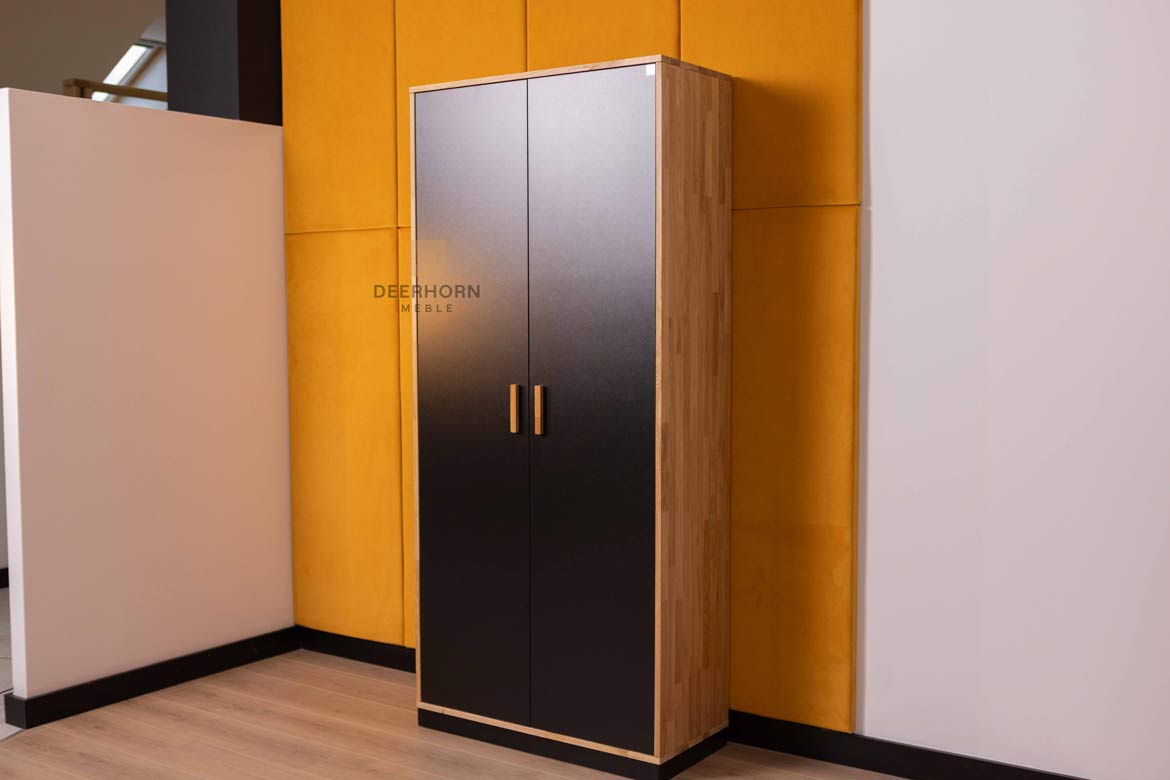 Kleiderschrank-mit-Türen