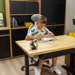 Bequemer, höhenverstellbarer Arbeitstisch