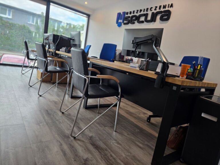 Ideale Schreibtische für den Kundenservice bei Asecura Insurance