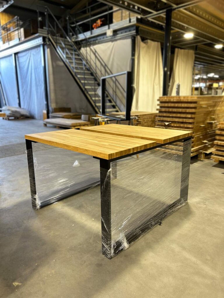 Arbeitstisch mit Holzplatte