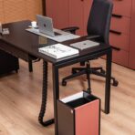 Schwarzer Schreibtisch mit Zubehör