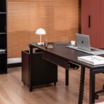 Schwarzer Schreibtisch mit hohem Sockel