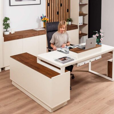 Bürotisch mit Beistelltisch und eleganter Linie