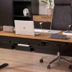 Elektrischer Schreibtisch mit Zubehör