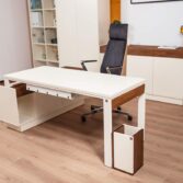 Prestige Office Schreibtisch - hell mit einer Holzplatte