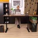 Schreibtisch mit Bürokorb und Organizer