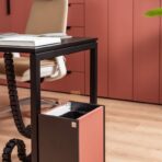 Schreibtisch mit Papierkorb