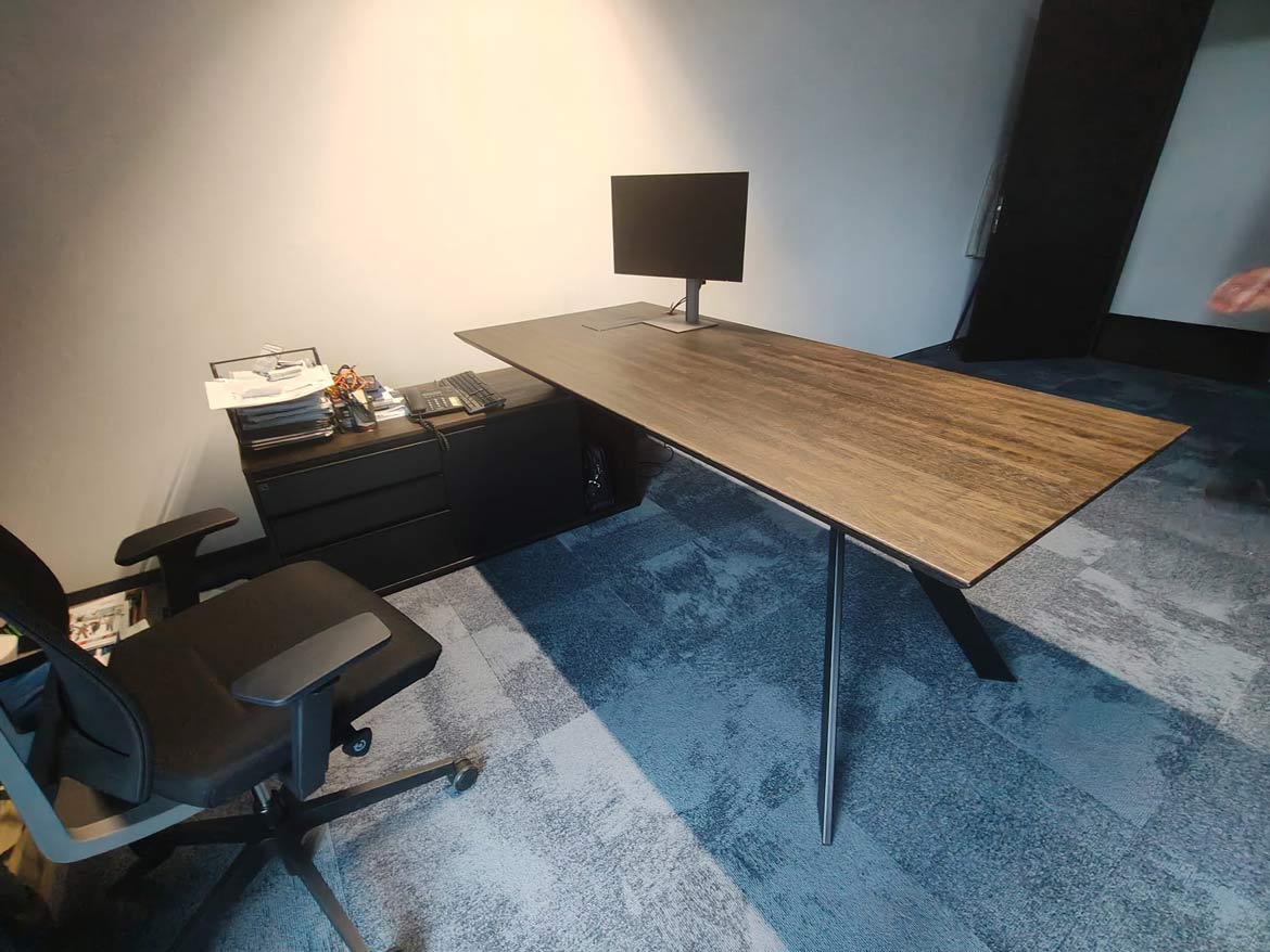 Schreibtisch mit Stauraum
