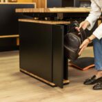 Schreibtisch mit Platz für Handtasche und Rucksack