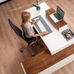 Schreibtisch mit Verlängerung für Monitor