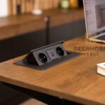 Schreibtisch mit Verlängerungskabel auf dem Schreibtisch