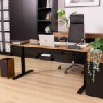 Verstellbarer Schreibtisch und Bürostuhl