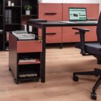 Firmenschreibtisch mit Sockel