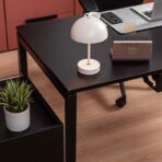 Büro schwarzer Schreibtisch