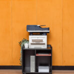 Schwarzer Druckerschrank für das Büro