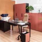 czarne biurko do pracy biurowej