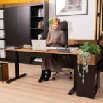 Schwarzer verstellbarer Schreibtisch mit Drehstuhl