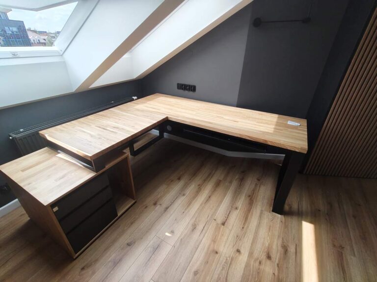 Eckschreibtisch im Arbeitszimmer von Herrn Bartholomew