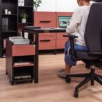Ergonomischer Schreibtisch mit Corporate Sockel für den Büroangestellten