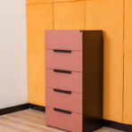 komoda z dużą pojemnością szuflad