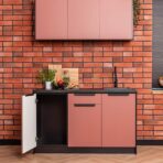 mały aneks kuchenny z ceglaną ścianą