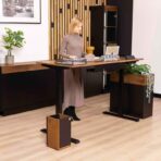 Büromöbel mit Korb und Pflanzen