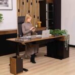 Büromöbel mit elektrischem Schreibtisch