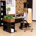 Minimalistischer Schreibtisch für das Büro