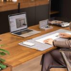 Minimalistischer Schreibtisch mit Lift