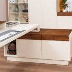 Moderner Holzschreibtisch