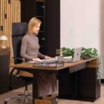 Moderner Schreibtisch mit ergonomischem Stuhl