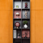 nowoczesny regał z podziałem na sekcje