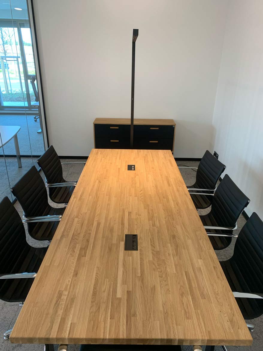 moderner Konferenzraumtisch